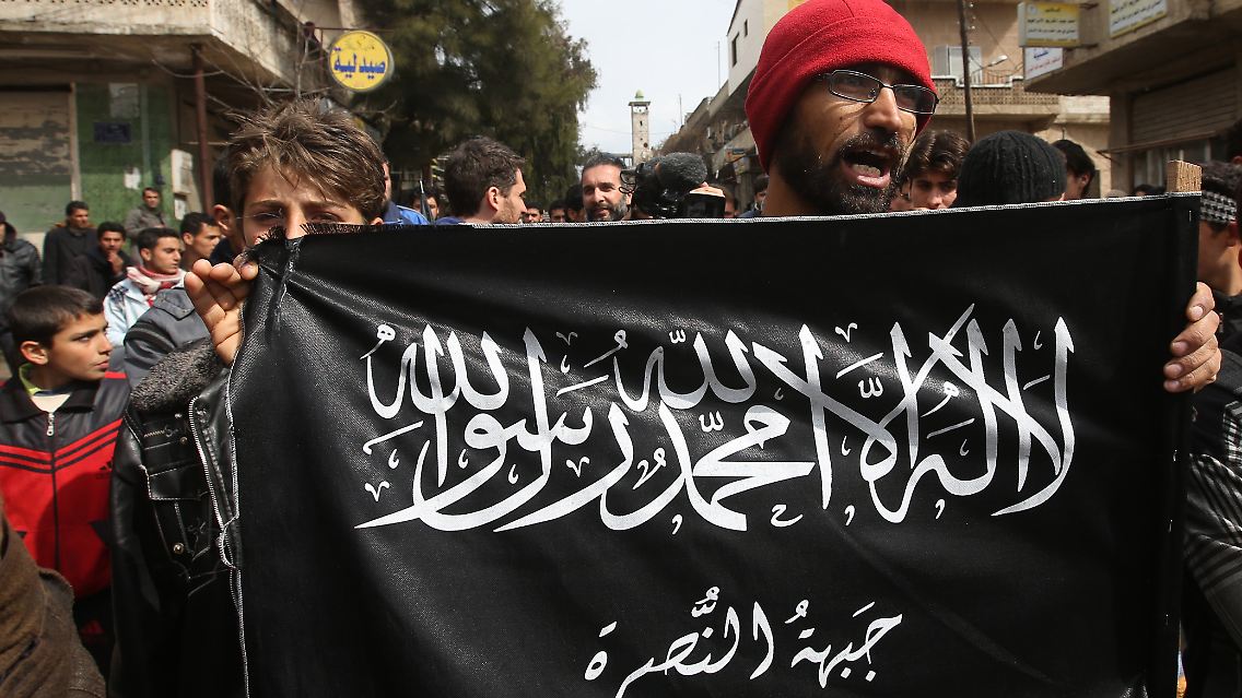 Die Nusra-Front, ebenfalls ein Ableger von Al-Qaida im Irak, ist zu dieser Zeit bereits im Krieg gegen Syriens Regierungstruppen aktiv. Al-Bagdadi erklärt kurz nach Ankunft in Syrien, die Nusra-Front sei ein Bestandteil seiner Organisation, die er fortan unter dem Namen "Islamischer Staat im Irak und Großsyrien" (ISIS) führt. Die Nusra-Führungsebene lehnt die Fusion jedoch ab. In der Folge werden die beiden Gruppen Kontrahenten. Auch die anderen Rebellengruppen entwickeln sich zu Gegnern der radikalen ISIS.