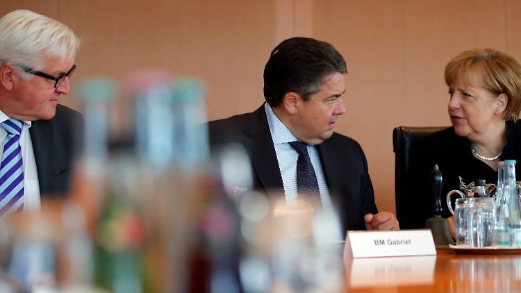 Außenminister Steinmeier, Wirtschaftsminister Gabriel und Kanzlerin Merkel im Bundeskanzleramt in Berlin.