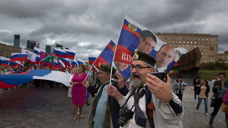 Noch hält der Nationalismus die Laune oben: Russen am "Nationalen Flaggentag" in Moskau.