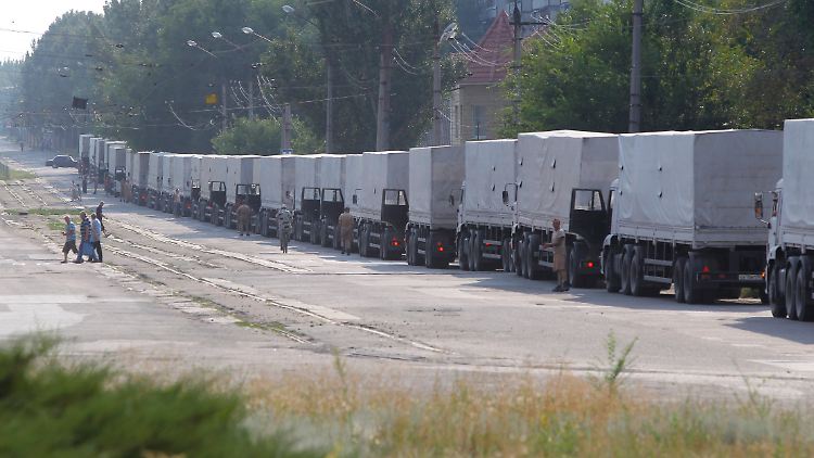Lastwagen aus dem russischen Hilfskonvoi in der ukrainischen Stadt Lugansk.