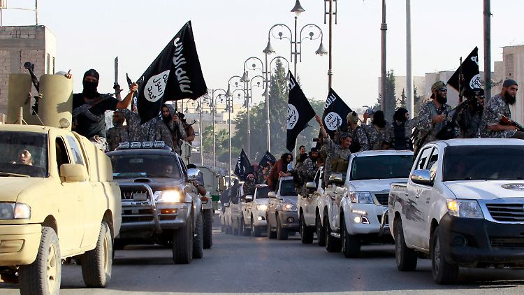 Kämpfer des "Islamischen Staats" im Juni bei einer Parade durch die nordsyrische Stadt Raqqa.