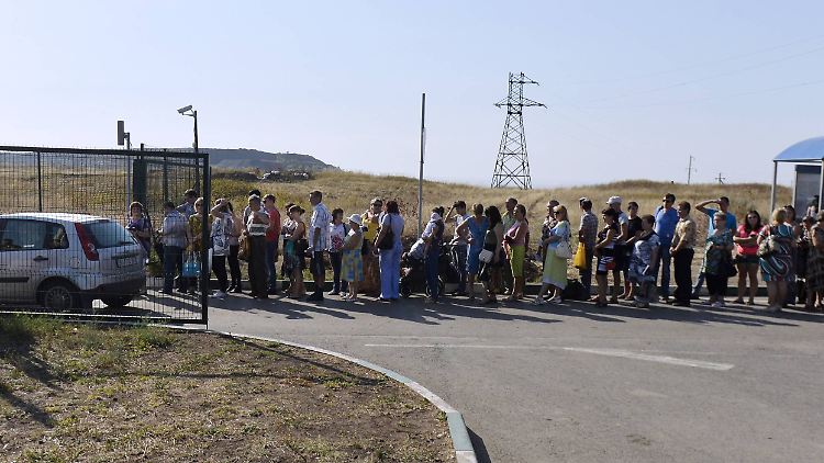 Flüchtlinge aus der Ukraine an einem Grenzübergang zu Russland.