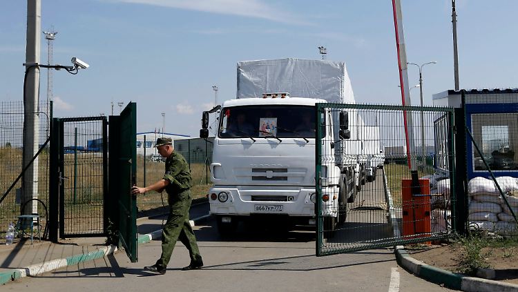 Die ersten Wagen des Konvois passieren die Grenze zwischen Russland und der Ukraine. Inzwischen sind die Fahrzeuge in Lugansk angekommen.