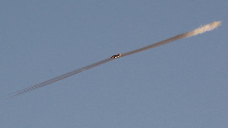 Ein Flugzeug der syrischen Armee fliegt einen Luftangriff auf IS-Kämpfer bei Al-Tabka.