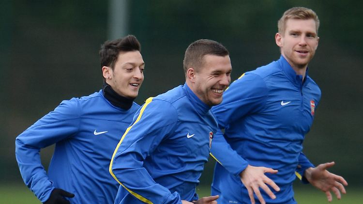 Lukas Podolski mit seinen Landsmännern und (Noch)-Teamkollegen Mesut Özil und Per Mertesacker.