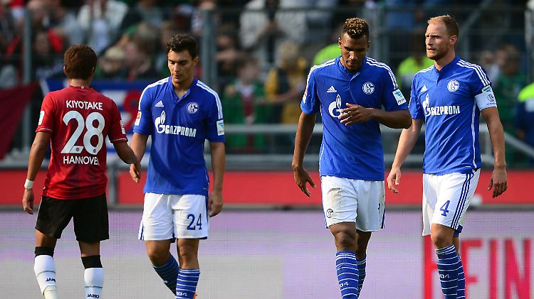 Niedergeschlagene Schalke-Profis: Erst das Aus im Pokal und jetzt eine Auftakt-Pleite in der Bundesliga.