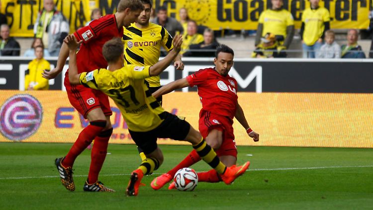 Nach nicht einmal zehn Sekunden bringt Karim Bellarabi Leverkusen in Führung und erzielt damit das schnellste Tor der Bundesliga-Geschichte - und den einzigen Treffer des Spiels.