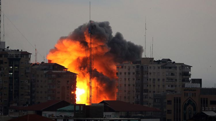 Eine israelische Bombe trifft ein Hochhaus im Gazastreifen.
