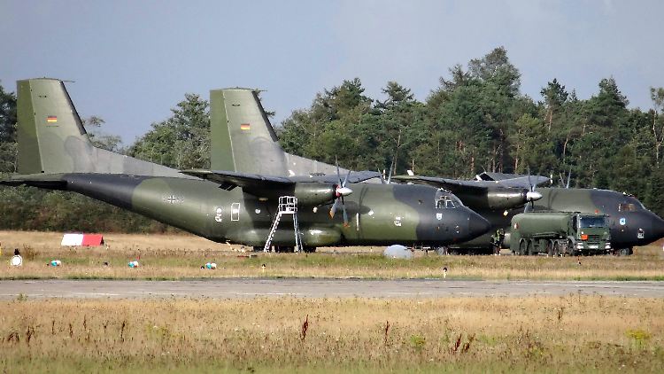 Transall-Maschinen auf dem Fliegerhorst Hohn in Schleswig-Holstein: Nur 21 von 56 sollen komplett einsatzfähig sein.