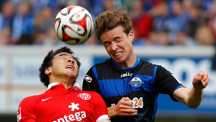 Patrick Ziegler vom SC Paderborn im Zweikampf mit dem Mainzer Shinji Okazaki.