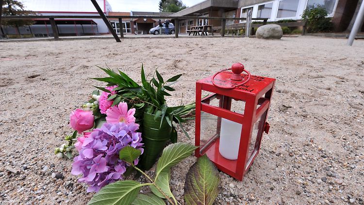 Eine Laterne und Blumen liegen auf dem Spielplatz der Grundschule in Upgant-Schott .