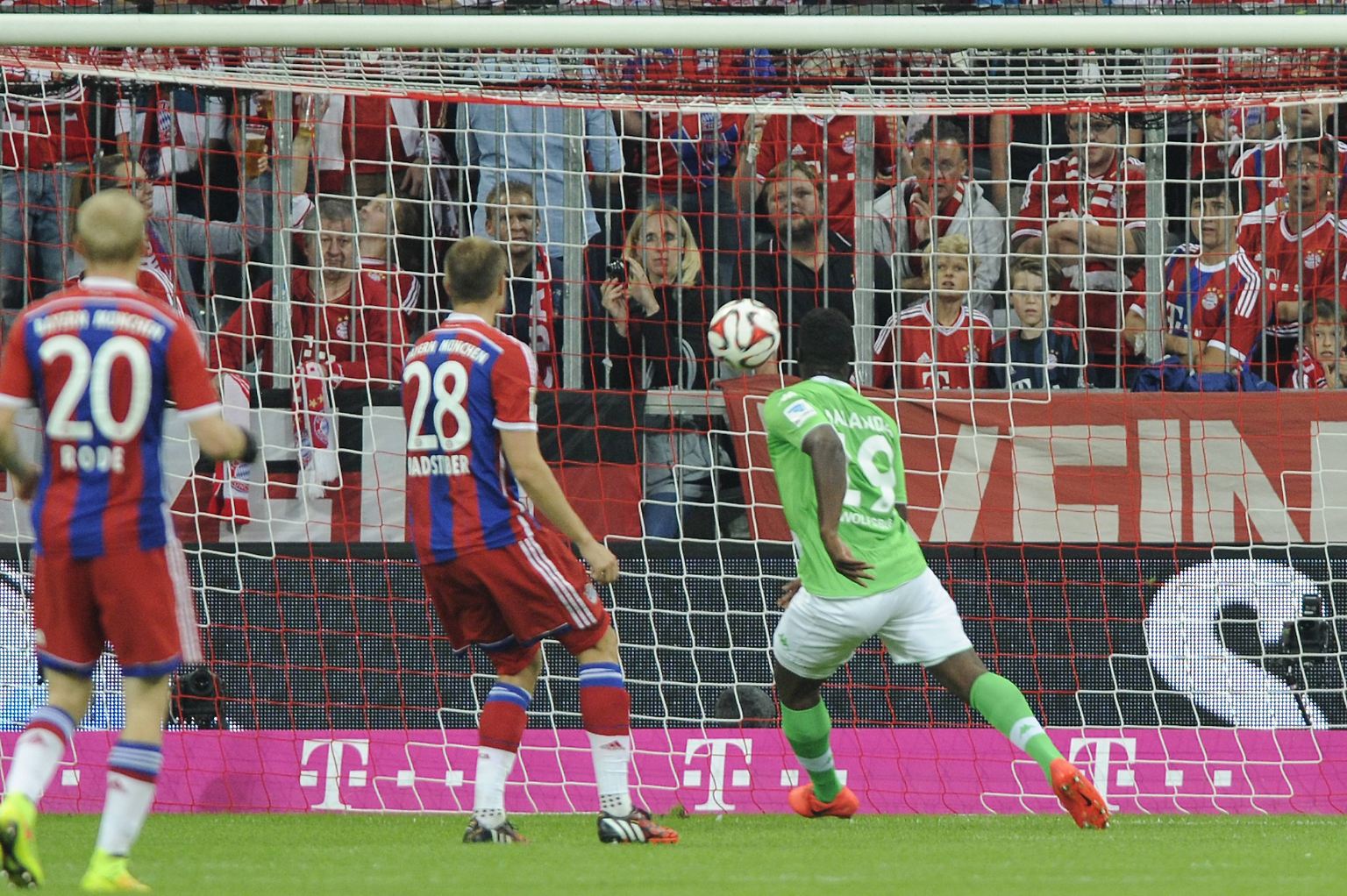 Drin oder nicht drin? Junior Malanda werden bei dieser Frage die Ohren bluten.