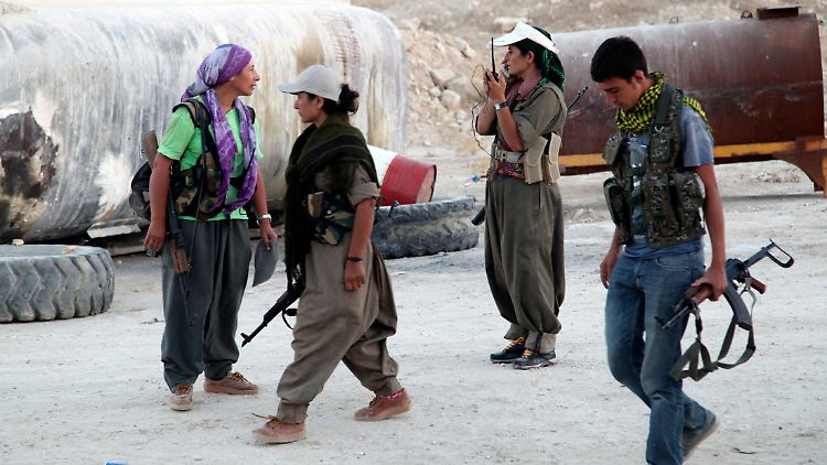 PKK-Kämpferinnen, die sich auf den Kampf gegen IS-Milizen vorbereiten.
