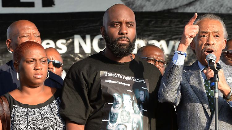 Wünschen sich eine würdevolle Trauerfeier: Michael Browns Eltern Lewsley McSpadden und Michael Brown Senior sowie Bürgerrechtler Al Sharpton (v.l.n.r.).