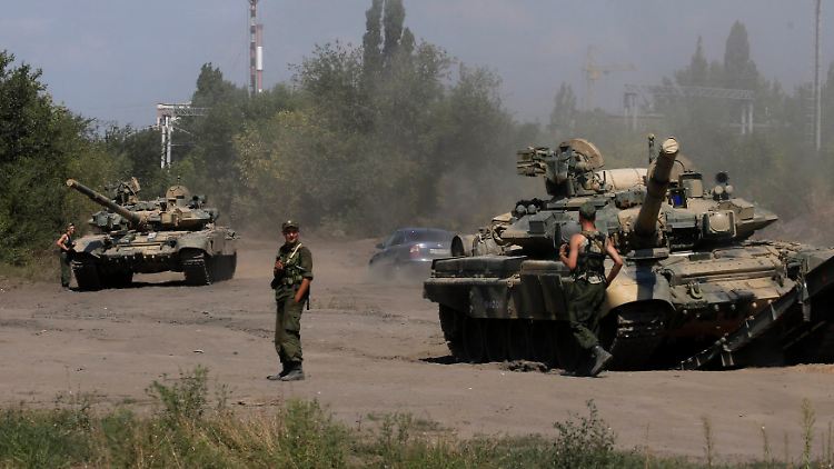 Erneut sollen russische Panzer auf ukrainisches Gebiet vorgedrungen sein. Hier im Bild stehen sie noch kurz vor der Grenze im russischen Kamensk-Schaktinski.