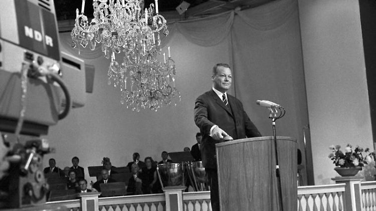 Noch in Schwarz-Weiß startete Willy Brandt 1967 per Knopfdruck offiziell das Farbfernsehen in Deutschland.