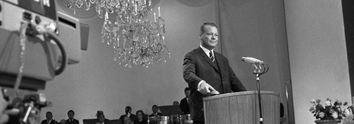 Bundesaußenminister Willy Brandt löst 1967 auf der "Internationalen Funkausstellung" in Berlin mit einem Knopfdruck den offiziellen Start des Farbfernsehens in Deutschland aus. Foto: dpa