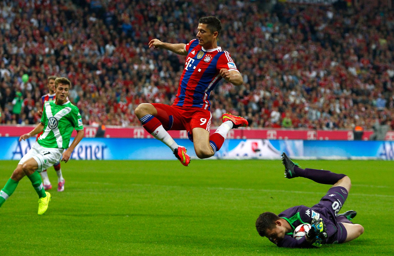 Da fliegt er nun in Rot und Blau: Die Fußball-Bundesliga hat wieder begonnen. Und Robert Lewandowski spielt jetzt für den FC Bayern München.