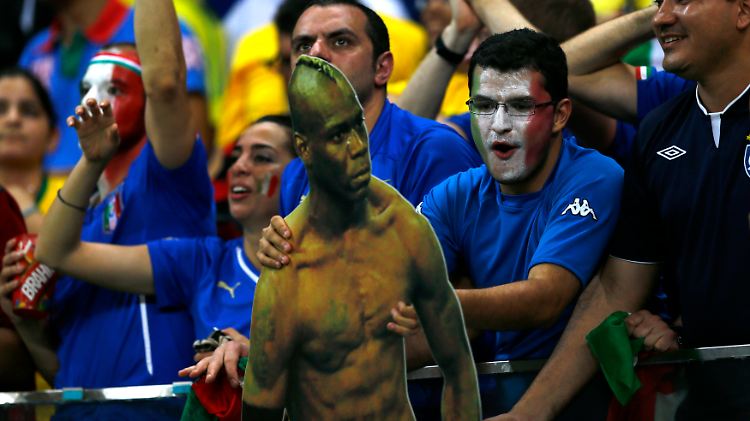 Die italienischen Fans lieben ihn bereits - bei den Anhängern seines neuen Arbeitgebers wird Stürmer Balotelli noch etwas ranklotzen müssen.