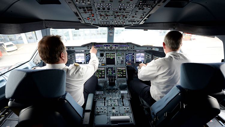 "Nötigenfalls mittels Arbeitskampf": Die Piloten warten auf Signale der Geschäftsführung - und halten Kontakt zu den Kollegen bei der Bahn.