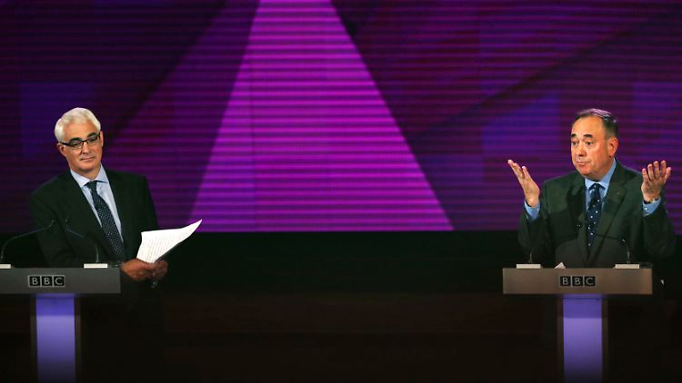 Alistair Darling (l.) setzt offensichtlich auf Zahlen und Fakten, Alex Salmond auf Emotionen.