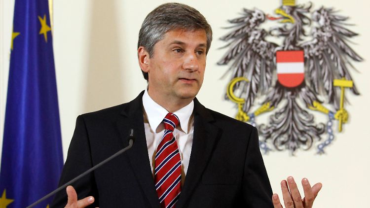 Michael Spindelegger gibt entnervt auf.