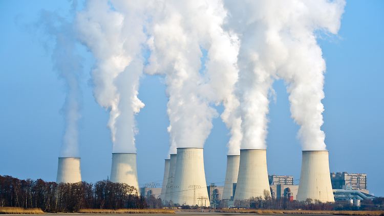 Wasserdampf steigt aus den Kühltürmen des Braunkohlekraftwerkes von Vattenfall in Jänschwalde. Es ist nach Firmenangaben das größte seiner Art in Deutschland.