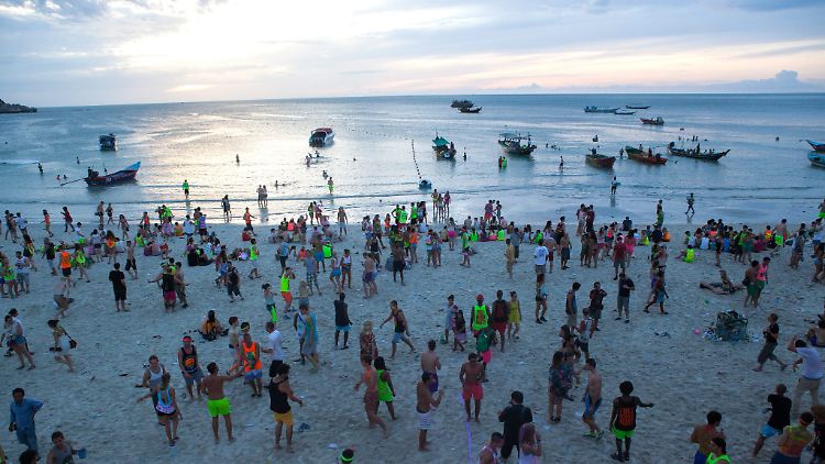 Bei einer nächtlichen Party am Strand von Koh Phangan.