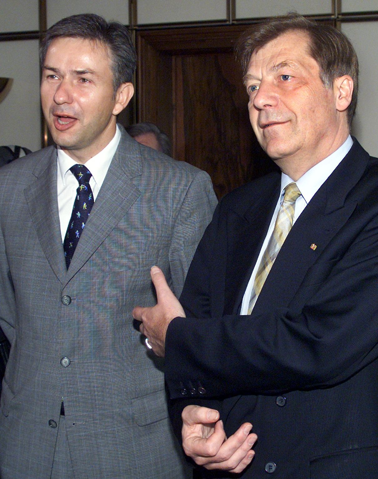 Im Jahr 2001 stolpert der Regierende Bürgermeister von Berlin über einen Bankenskandal. Eberhard Diepgen muss das Amt an einen jungen SPD-Politiker weitergeben.