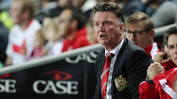 Was ist das? Louis van Gaal in Milton Keynes.