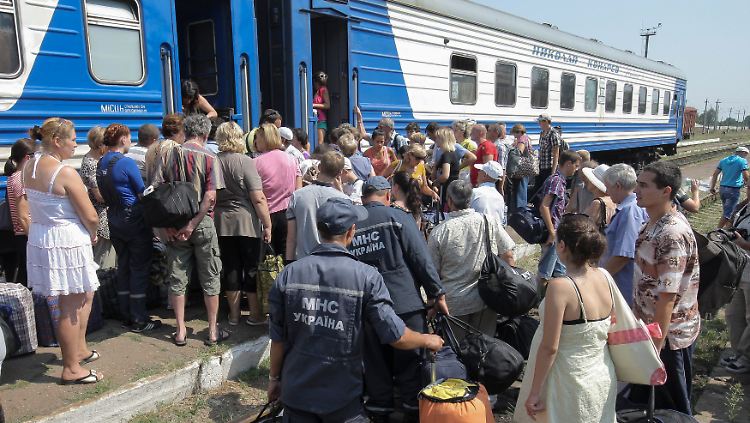 In Swatowe besteigen Flüchtlinge aus der Region Luhansk einen Zug in Richtung Charkiw.