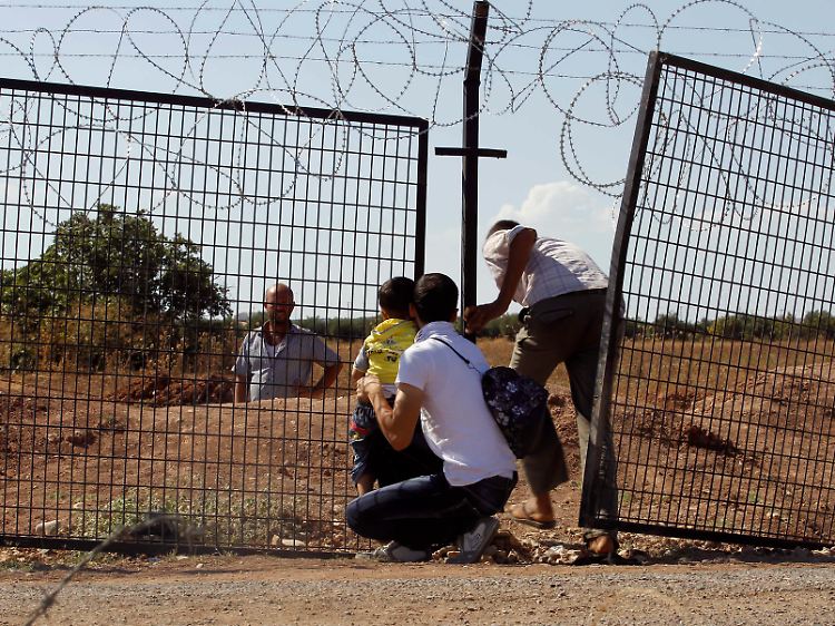 Kein großes Hindernis: Schmuggler dringen durch einen maroden Grenzzaun in die Türkei ein.