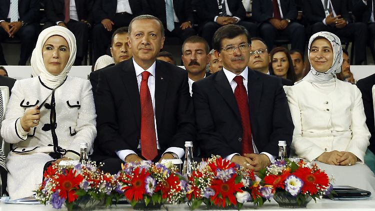 Erdogan (l.) und Davutoglu mit ihren Frauen zu Beginn des Parteitages.