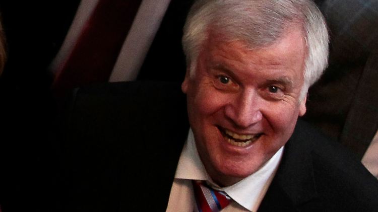 Seehofer hat gut lachen: Seine CSU hat mit schrillen Tönen gegen "Sozialschmarotzer" viel Aufmerksamkeit einheimsen können.