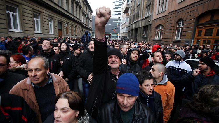 Proteste in Sarajevo: Immer wieder kommt es in Bosnien-Herzegowina auch zu Auseinandersetzungen zwischen den Volksgruppen. Der schlecht organisierte Staat hat dem kaum etwas entgegenzusetzen.
