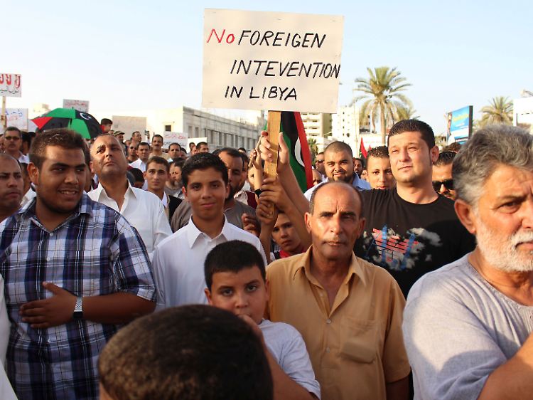 In Misrata gingen nach dem Beschluss des Parlaments, die UN um Hilfe bei der Stabilisierung des Landes zu bitten, zahlreiche Demonstranten auf die Straße.