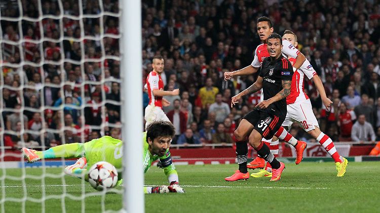 Alexis Sanchez (3.v.r.) trifft - und schießt Arsenal in die Gruppenphase.