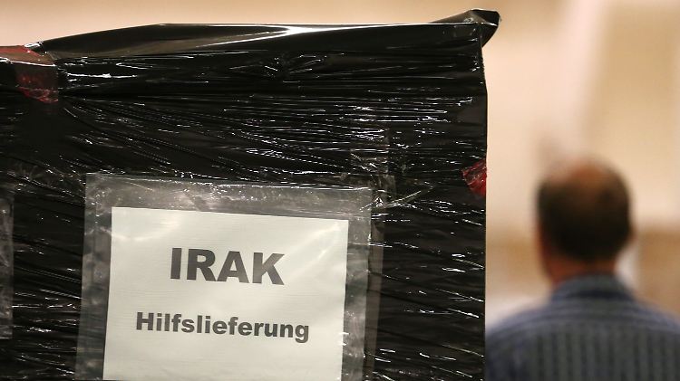 Im Bundeswehr-Materiallager Waren (Mecklenburg-Vorpommern) liegt die militärische Ausrüstung für den Kampf gegen die IS bereit.