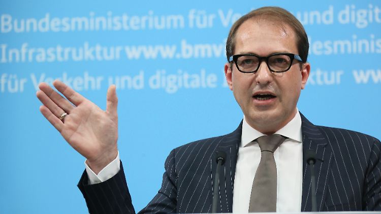 An der deutsch-österreichischen Grenze hat der Verkehr trotz Maut im Alpenland in den vergangen Jahren laut Dobrindt sogar zugelegt. 