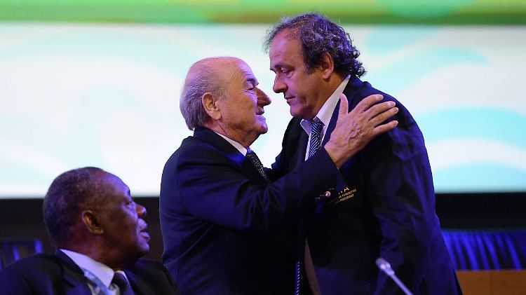 In herzlicher Abneigung verbunden: Joseph Blatter und Michel Platini.