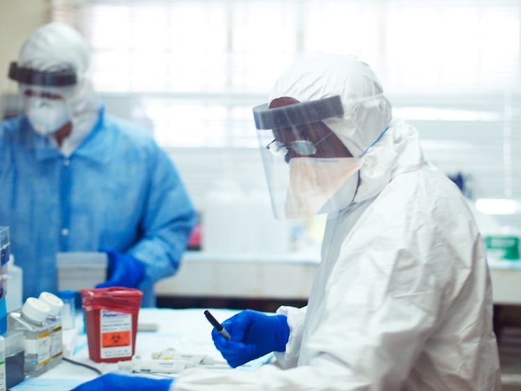 Der Chef des Fieberlabors des Kenema Regierungskrankenhauses, Goba, während der Diagnose des ersten Ebola-Falles in Sierra Leone.