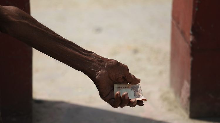Zur Krankheit kommt die Armut: Ebola trifft auch Afrikas Wirtschaft schwer.