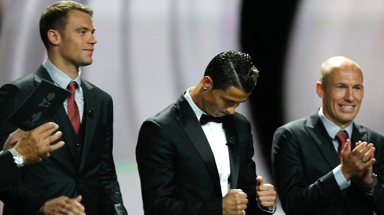 "CR7" ballt die Fäuste, Neuer und Robben applaudieren artig.
