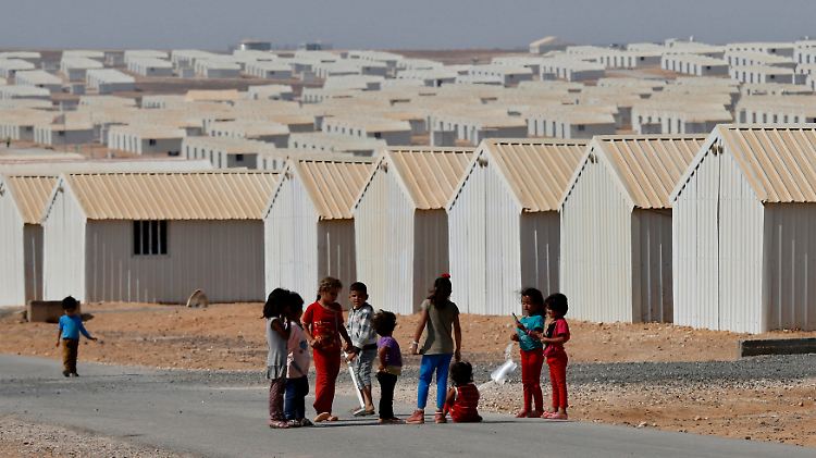In Jordanien leben hunderttausende Syrer in Zeltstädten des UNHCR. Die Hälfte der Bevölkerung in Syrien ist auf der Flucht.