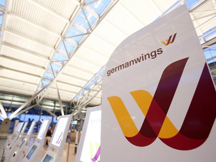 Nahezu menschenleer ist der Check-In Bereich der Lufthansa-Tochter Germanwings am Freitag in Hamburg.