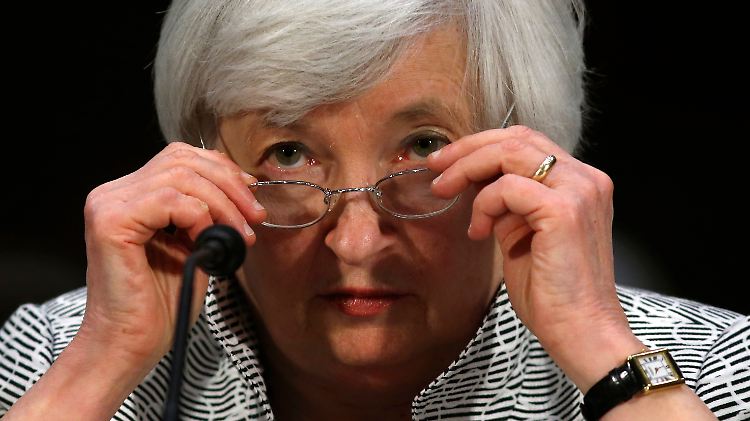 Militärausrüstung; Kugelschreiber und blaue Helfer-Pillen: Yellen hat ihr Geld breit angelegt.