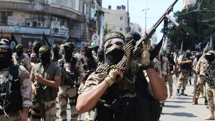 Stolz präsentieren die extremistischen Kämpfer ihre Waffen.