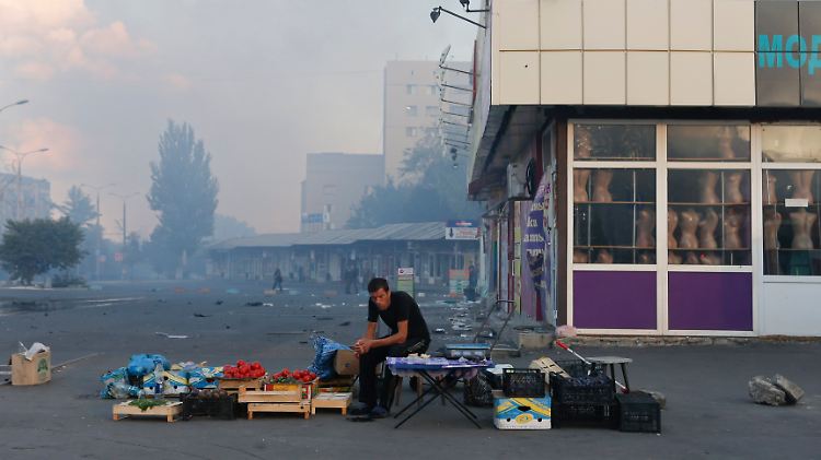Ein Gemüsehändler in Donezk. Die Stadt ist durch die anhaltenden Kämpfe stark zerstört.
