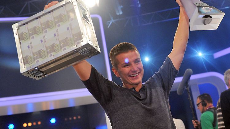 Gewinner Aaron Troschke posiert mit dem Geldkoffer nach der Finalsendung.