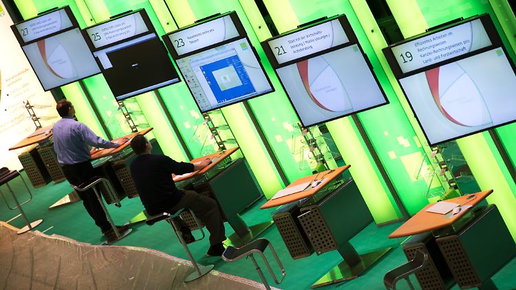 An einem Stand eines IT-Dienstleisters auf der CeBIT in Hannover.